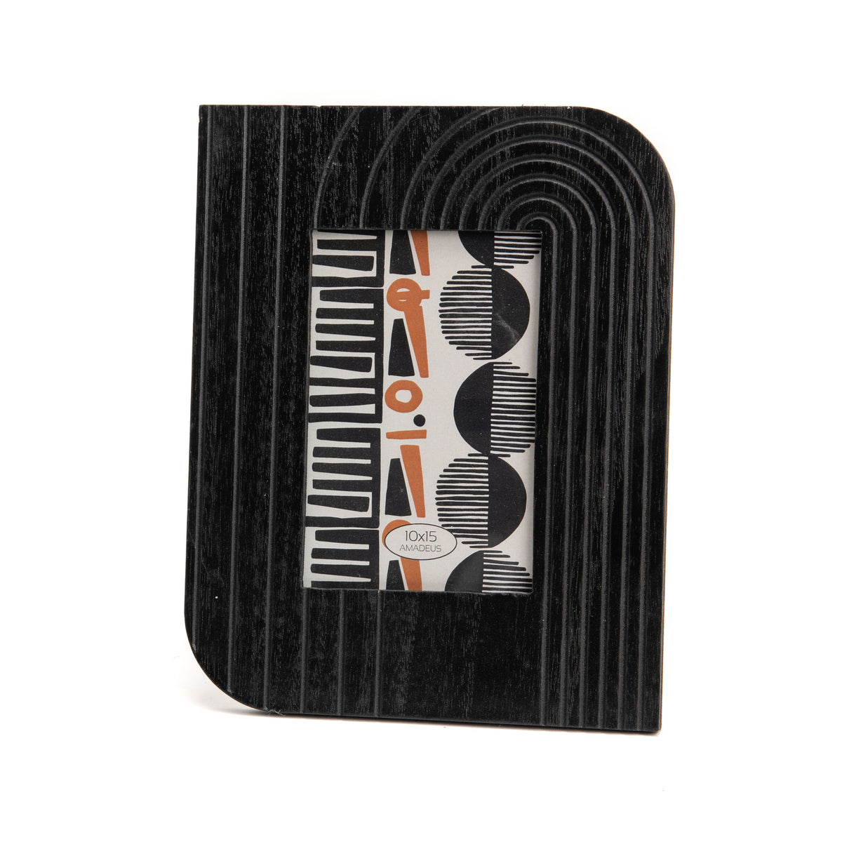 Cadre photo rectangulaire en bois noir texturé Pablo avec motifs gravés et coins arrondis, contenant une illustration graphique.