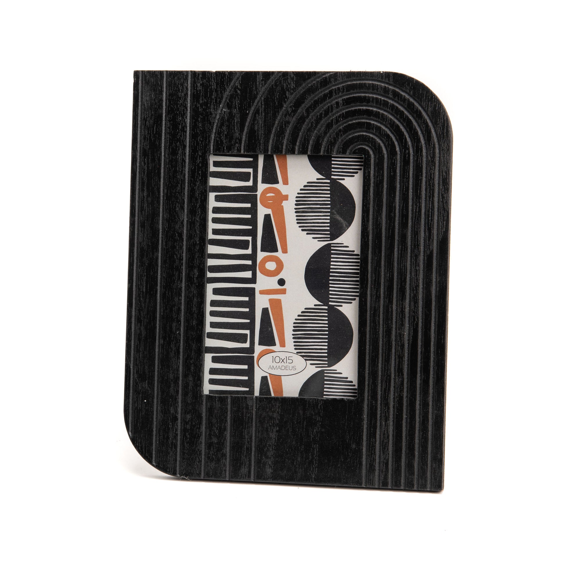 Cadre photo rectangulaire en bois noir texturé Pablo avec motifs gravés et coins arrondis, contenant une illustration graphique.