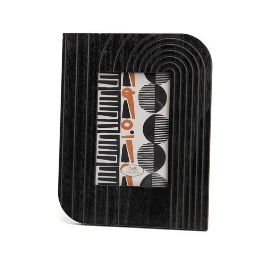 Cadre photo rectangulaire en bois noir texturé Pablo avec motifs gravés et coins arrondis, contenant une illustration graphique.