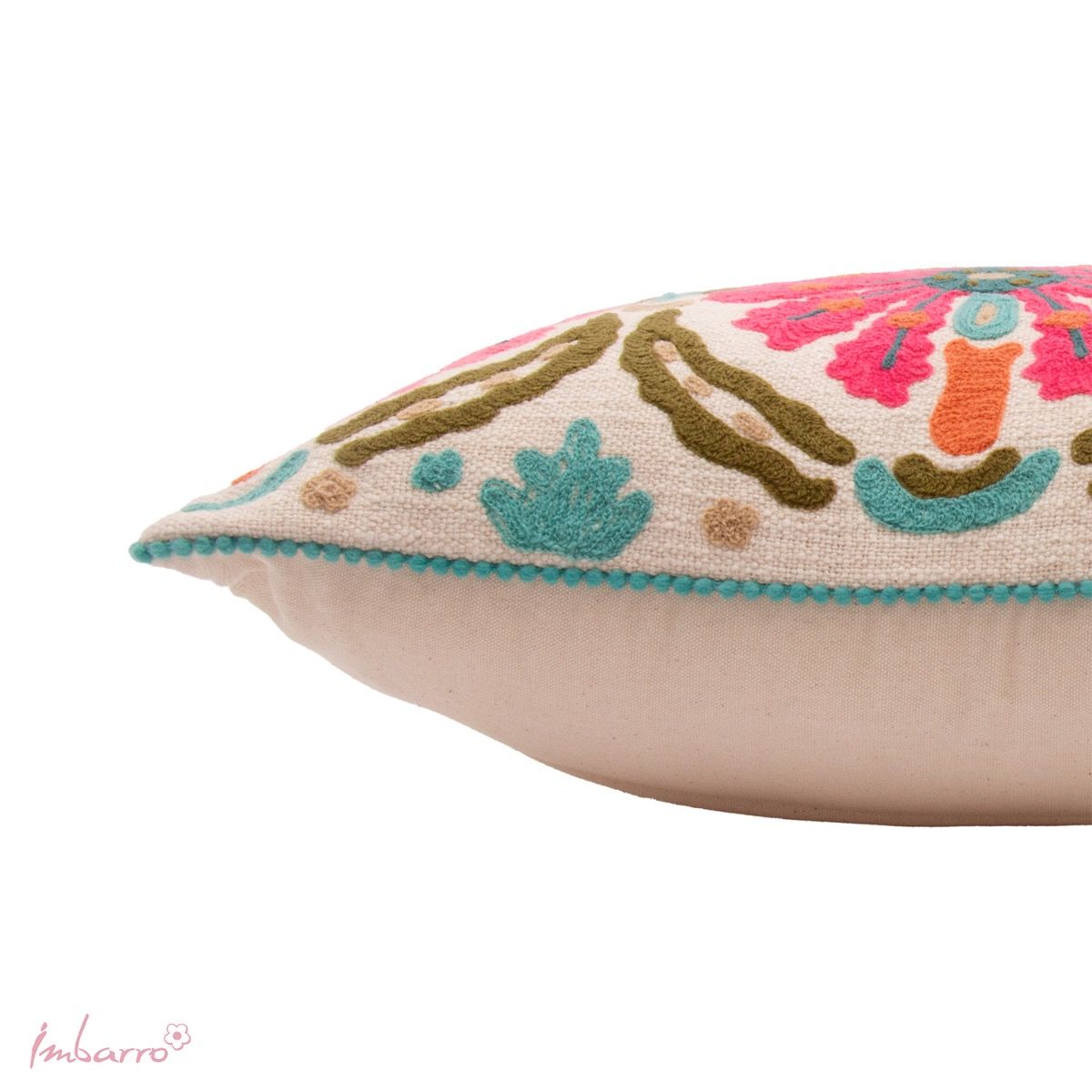 Détail broderies laine colorées coussin Amara Imbarro fait main artisanal