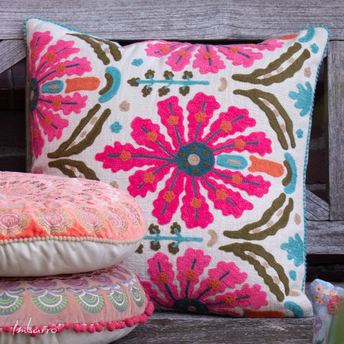 Coussin Amara écru broderies laine pompons fantaisie 50x50 cm Imbarro fait main