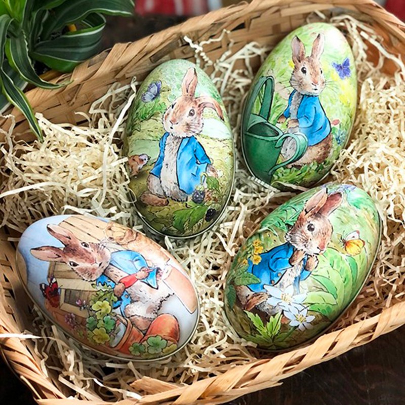 Œufs en métal à garnir illustrés avec le personnage de Peter Rabbit, différents coloris et décors de jardin.