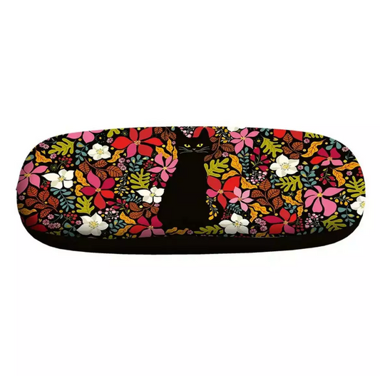 Étui à lunettes rigide avec illustration de chat noir dans un décor floral multicolore et intérieur velours noir.