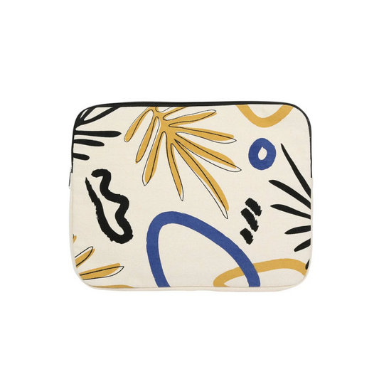 La housse d’ordinateur 14 pouces Arty Folk de Sema Design arbore un motif graphique moderne dans des teintes douces et tendance : blanc cassé, bleu et moutarde. Fabriquée en coton et polyester, elle assure une bonne protection contre les rayures et petits chocs. Sa fermeture éclair et son format plat en font une alliée pratique et élégante pour transporter votre ordinateur portable au quotidien.