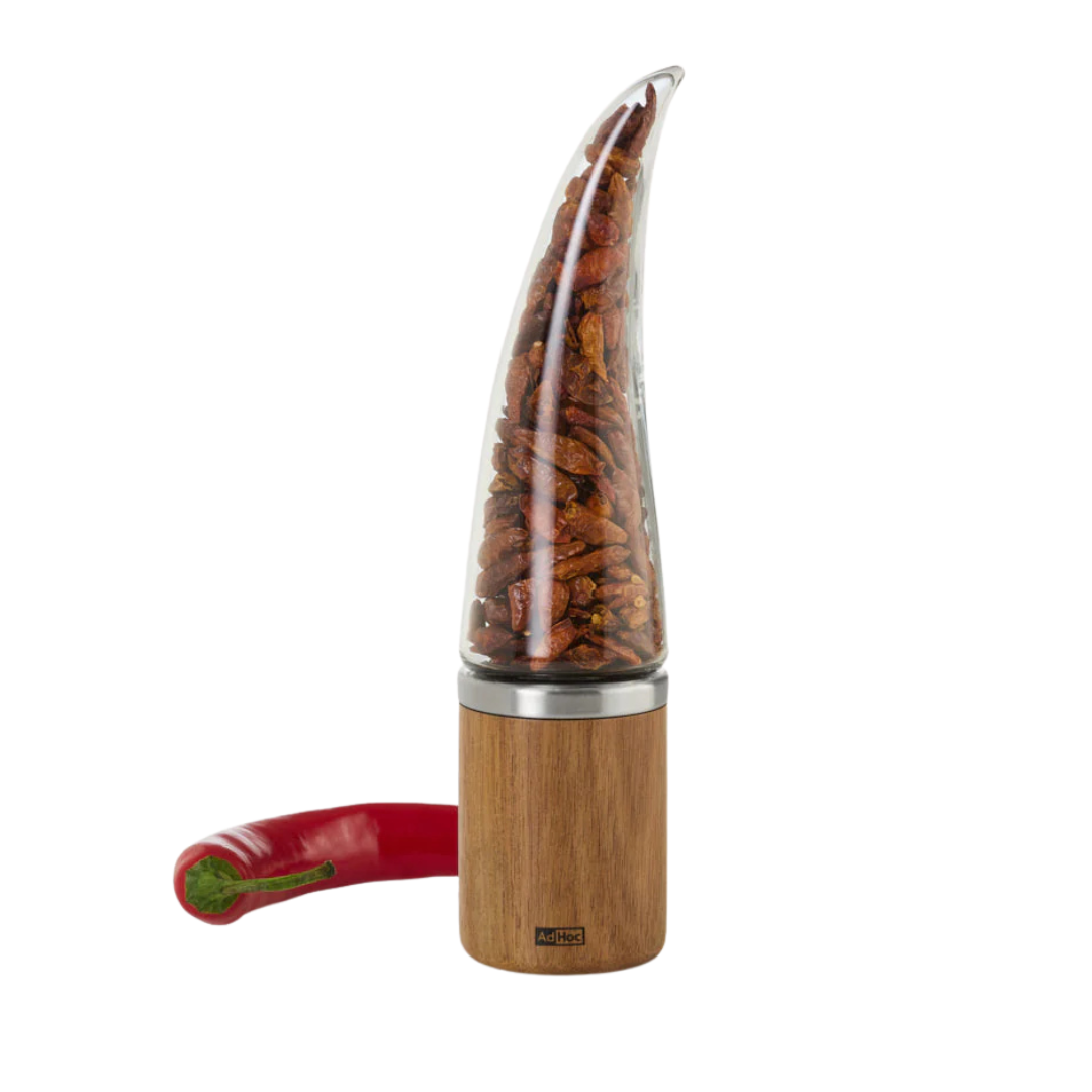 Coupe-piment design en forme de piment, corps en verre soufflé, socle en bois d'acacia et détails en acier inoxydable.