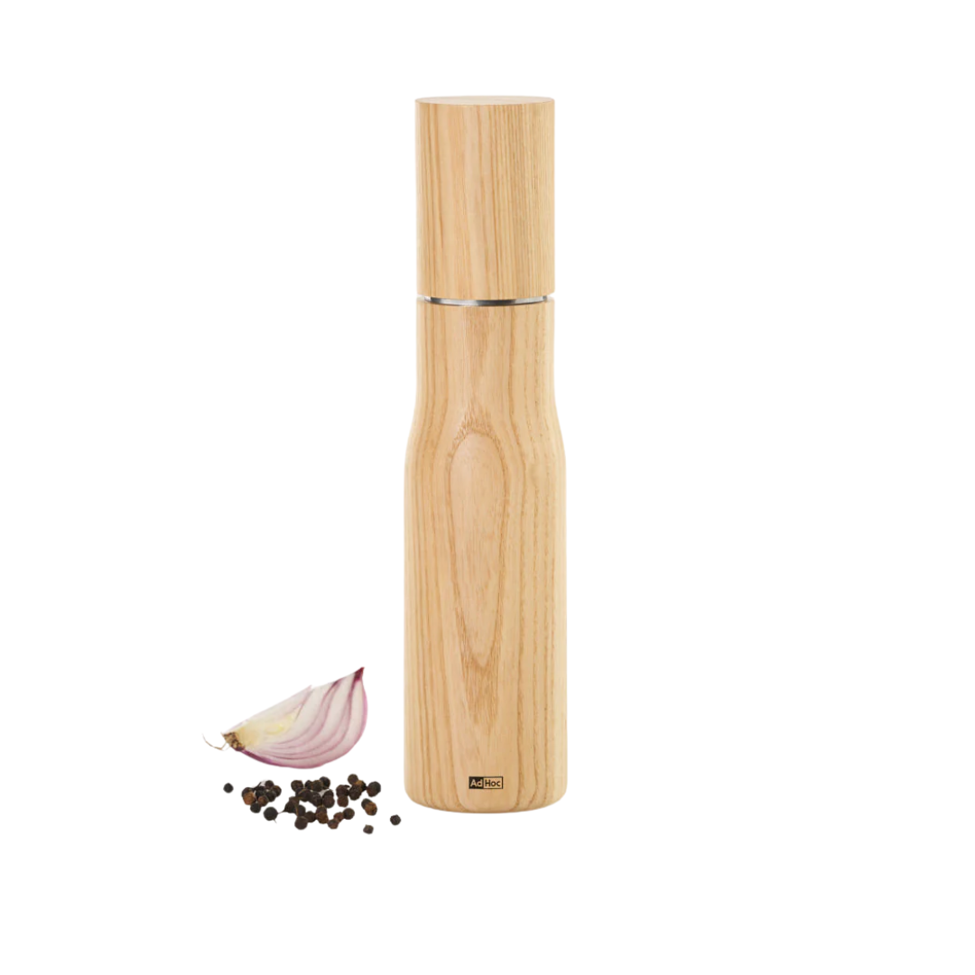 Moulin à poivre et sel minimaliste en bois de frêne clair, design organique, hauteur 21 cm.