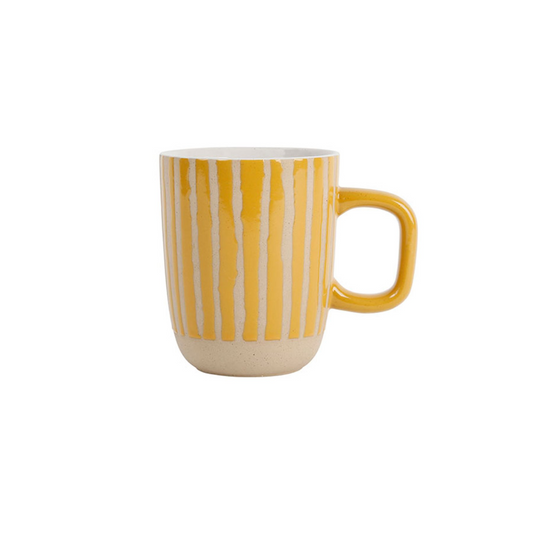 Mug jaune en céramique 40 cl, collection Courba de Sema Design. Finition texturée, forme généreuse, parfait pour les boissons chaudes du quotidien.