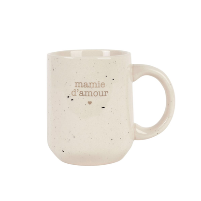 Mug en grès blanc moucheté avec l'inscription dorée mamie d'amour et un petit cœur, marque SEMA Design.
