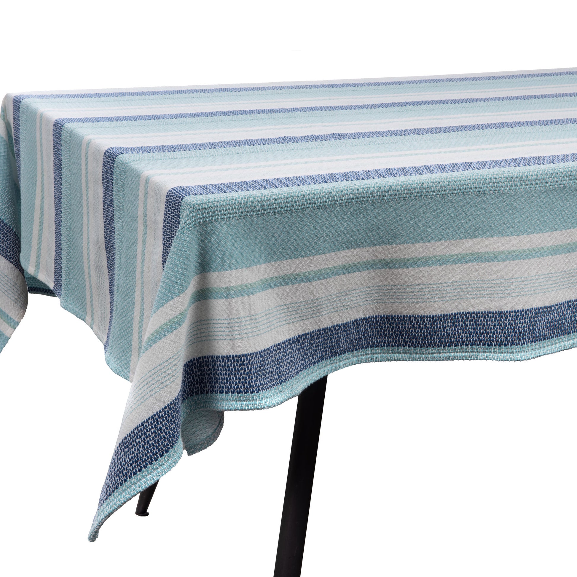 Nappe en coton blanc à rayures bleues disposée sur une table, style bohème et tissage naturel.