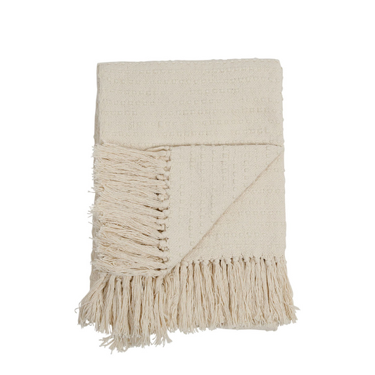 Plaid texturé blanc 170 x 130 cm, modèle Courba de Sema Design. Élégant, doux et lumineux. Parfait pour habiller un canapé ou réchauffer vos soirées.