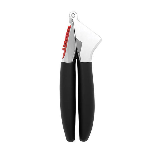 Presse-ail en inox avec poignées ergonomiques. Écrase jusqu’à 4 gousses en un geste. Système intégré pour évacuer les résidus. Pratique et rapide à nettoyer.