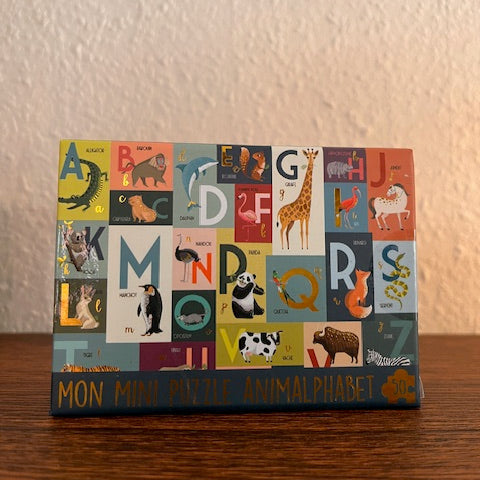 Mini puzzle de 50 pièces sur le thème alphabet et animaux. Format 15 x 21 cm, création française illustrée par Corinne Demuynck.