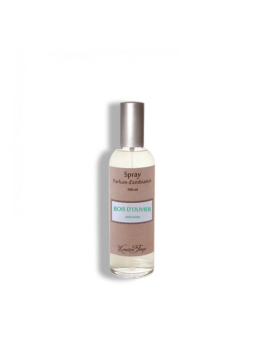 Spray d’ambiance 100 ml à la figue, fleur et santal. Parfum doux et musqué, fabriqué en France avec des senteurs de Grasse. Diffusion élégante et durable.