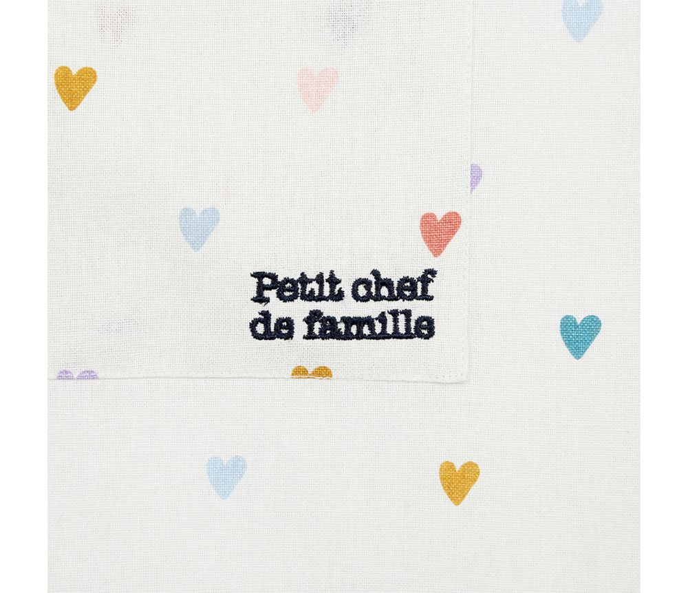 Zoom sur la broderie du tablier petit chef de famille