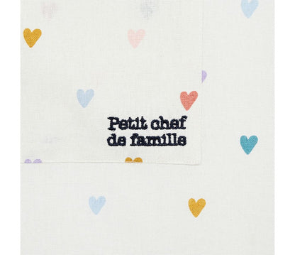Zoom sur la broderie du tablier petit chef de famille
