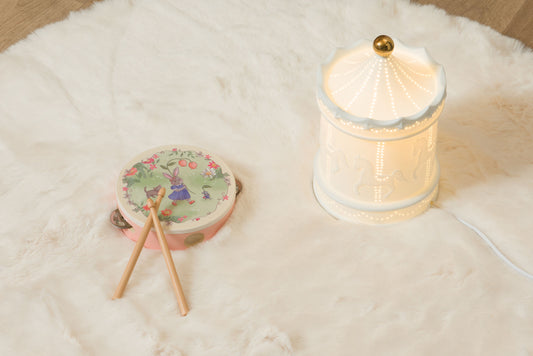 Détail motifs illustrés poétiques tambourin Ombeline tons pastel vert rose