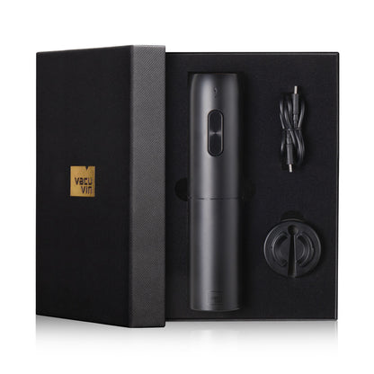 Le cadeau parfait pour les amateurs de vin ! Alliez design minimaliste noir et efficacité avec le tire-bouchon électrique rechargeable Vacu Vin. Simple, rapide et haut de gamme.