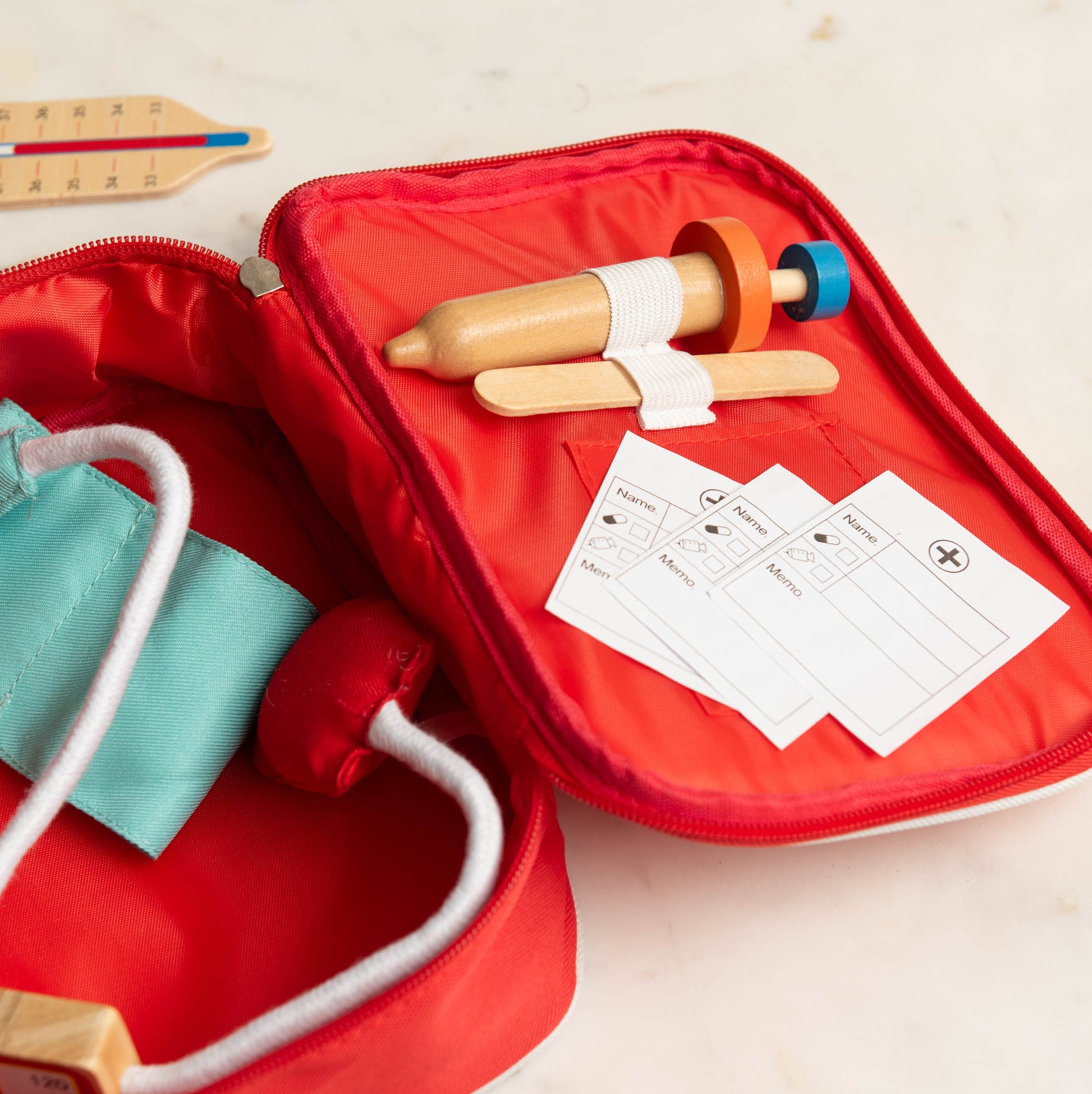 Sac rouge tissu set docteur enfant bois rangement transport facile Amadeus